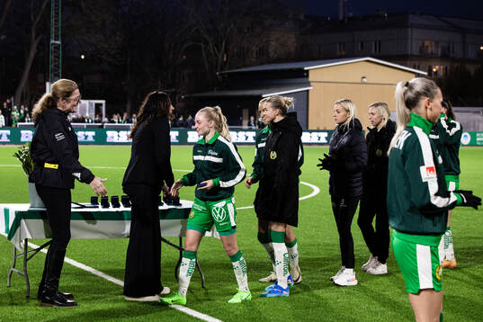 Hammarbys spelare tar emot tredjepriset