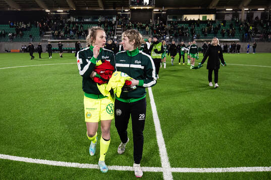 Hammarbys målvakt Anna Tamminen och målvakt Moa Edrud