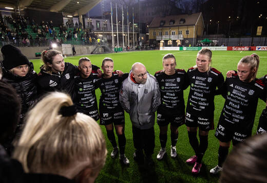 Piteås tränare Stellan Carlsson och spelare deppar