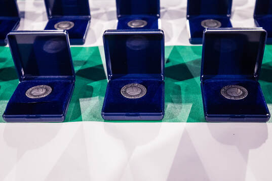 Medaljer för tredjepris på ett bord