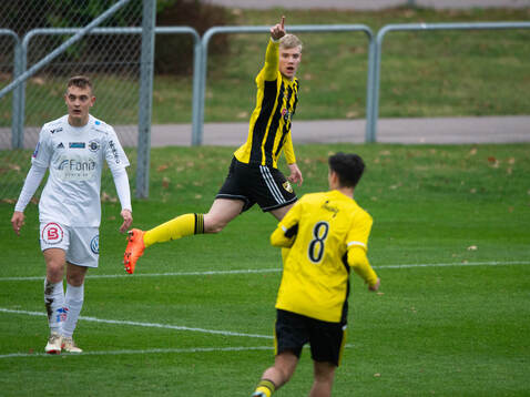 IFK Hässleholms Linus Roslund har gjort 1-0 och jublar i