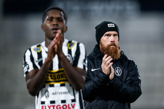 Landskronas tränare Max Mölder tackar supportrarna
