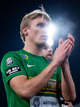 Landskronas målvakt Svante Hildeman tackar supportrarna