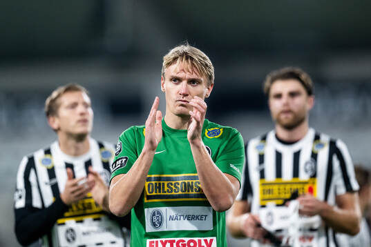 Landskronas målvakt Svante Hildeman tackar supportrarna