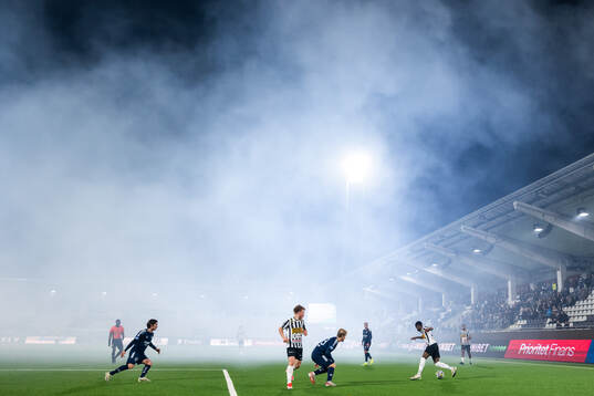 Rök från bengaler på Bravida Arena