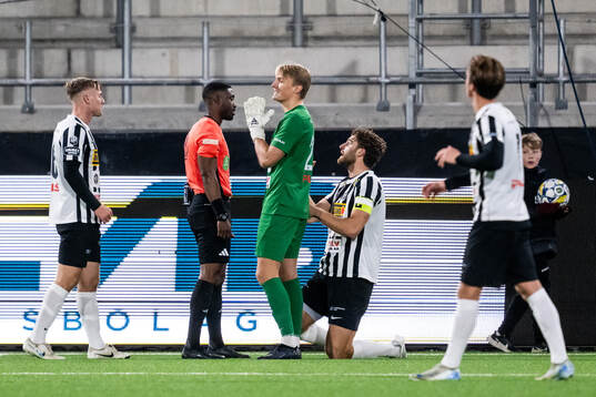 Domare Fredrik Oppong dömer straff och Landskronas