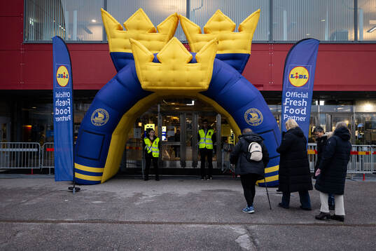 Spectators arrive at Scaniarinken