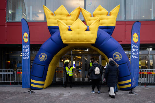 Spectators arrive at Scaniarinken