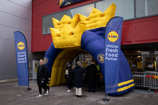 Spectators arrive at Scaniarinken