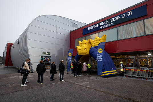 Spectators arrive at Scaniarinken