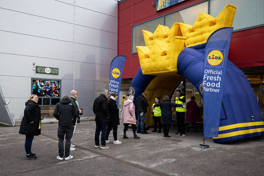 Spectators arrive at Scaniarinken