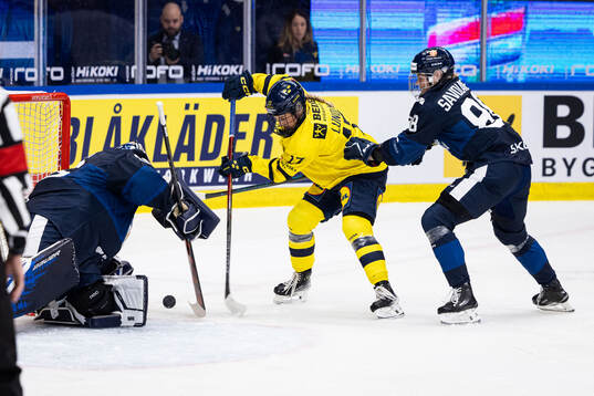 Sofie Lundin of Sweden and Ronja Savolainen of Finland