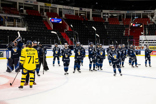 Players from of Finland thank the supporters