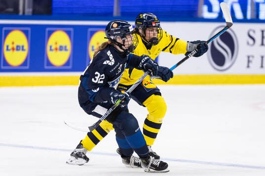 Emilia Vesa of Finland and Hanna Thuvik of Sweden
