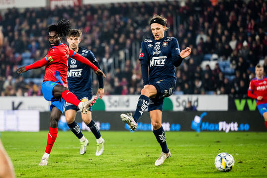 Helsingborgs Benjamin Acquah och Örgrytes Charlie Vindehall