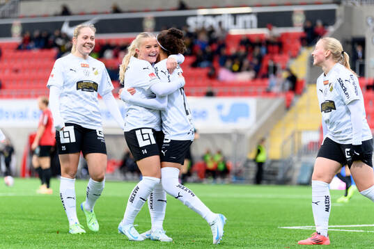 Häckens Matilda Nildén och Felicia Schröder jublar