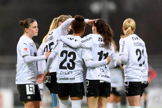 Häckens Felicia Schröder och Clarissa Larisey jublar