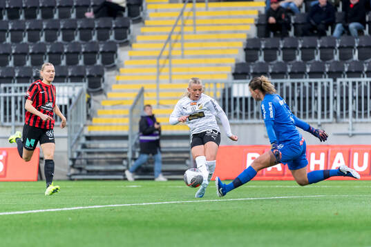 Häckens Matilda Nildén och Brommapojkarnas målvakt Anna
