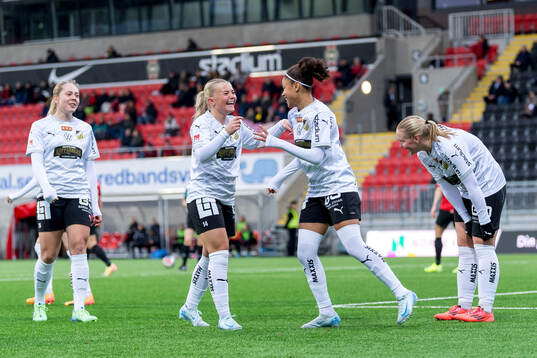 Häckens Matilda Nildén och Felicia Schröder jublar