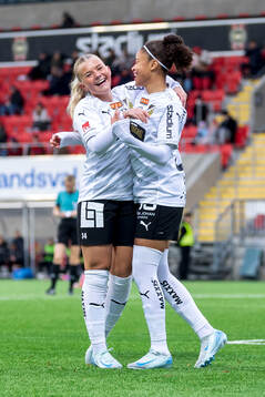 Häckens Matilda Nildén och Felicia Schröder jublar