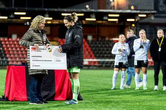 Häckens målvakt Jennifer Falk tar emot ”Europabonus”