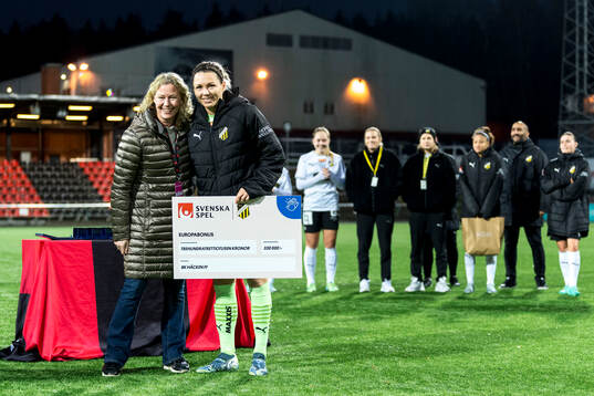 Häckens målvakt Jennifer Falk tar emot ”Europabonus”