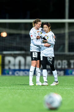 Häckens Emma Östlund och Hikaru Kitagawa jublar