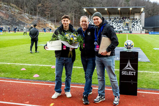 Prisutdelning innan match. Årets junior Gabriel Larsson