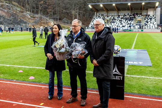 Prisutdelning innan match. Avtackning av matchdelegat