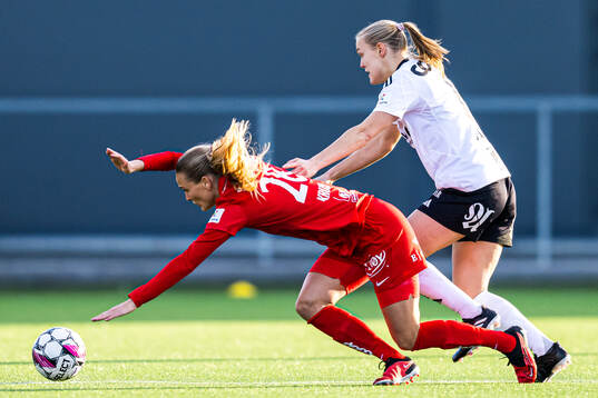 Mathilde Kruse Madsen of Brann and Elin Sørum of Rosenborg