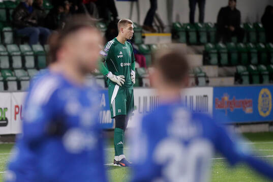 Gefles målvakt Mathias Nilsson deppar