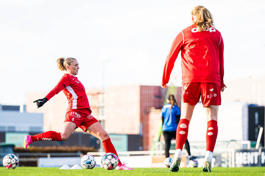 Karoline Heimvik Haugland of Brann warms up