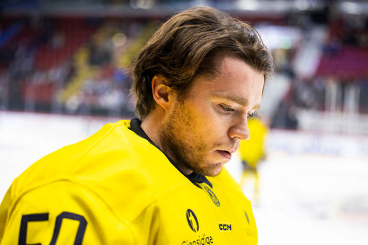 goalkeeper Erik Källgren of Sweden