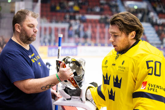 goalkeeper Erik Källgren of Sweden