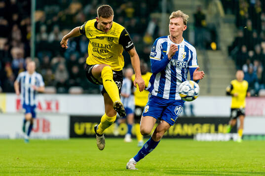 Mjällbys Arvid Brorsson och IFK Göteborgs Laurs Skjellerup