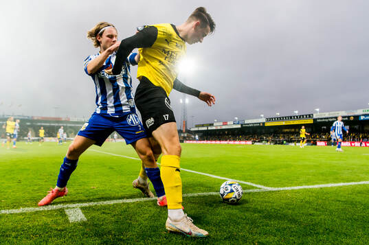 IFK Göteborgs Oscar Pettersson och Mjällbys Elliot Stroud
