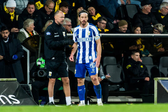 IFK Göteborgs Gustav Svensson pratar med assisterande