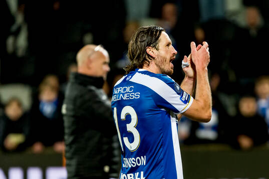 IFK Göteborgs Gustav Svensson tackar publiken