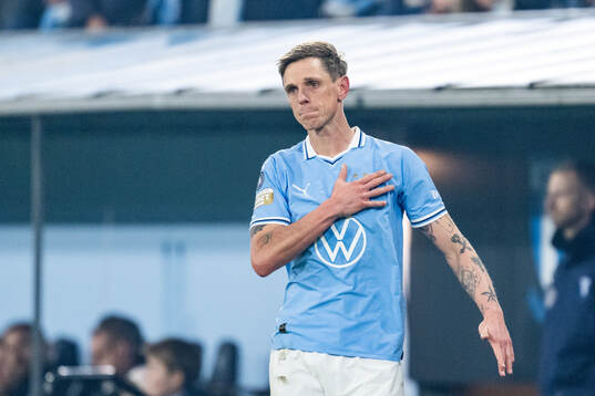 Malmö FFs Søren Rieks tackar publiken när han byts ut