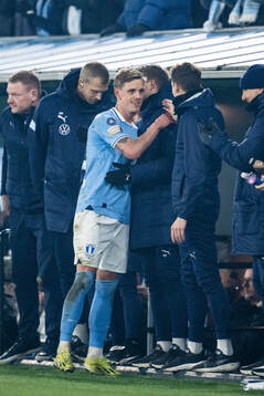 Malmö FFs Søren Rieks kramas när han byts ut