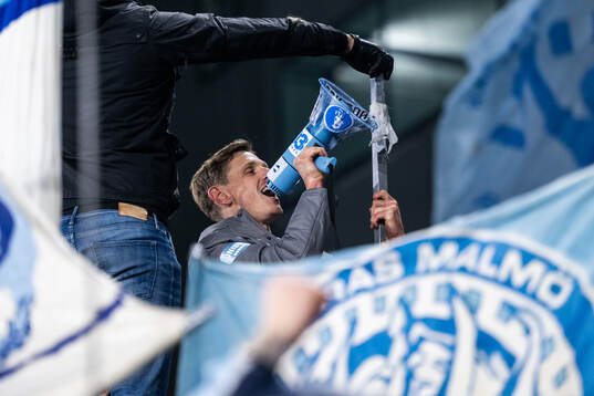 Malmö FFs Søren Rieks jublar med supportrarna