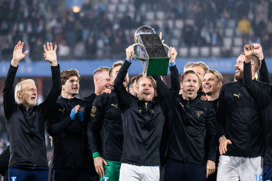 Malmö FFs Oscar Lewicki jublar med Lennart Johanssons pokal