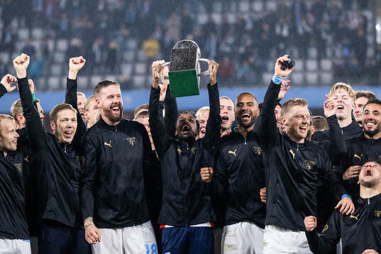 Malmö FFs Taha Ali jublar med Lennart Johanssons pokal