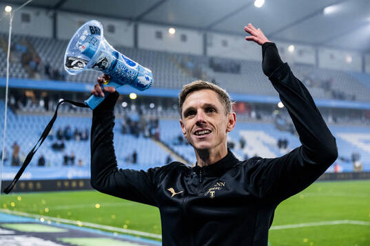 Malmö FFs Søren Rieks jublar med supportrar