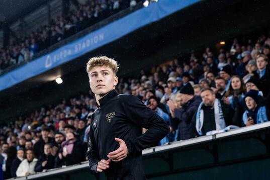 Malmö FFs Hugo Bolin kommer ut till medaljceremonin