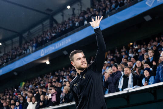 Malmö FFs Gabriel Busanello kommer ut till medaljceremonin