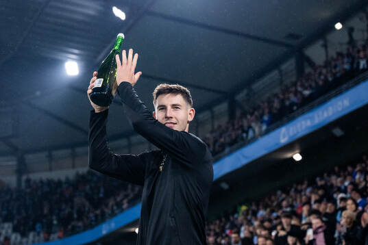 Malmö FFs Lasse Berg Johnsen kommer ut till medaljceremonin