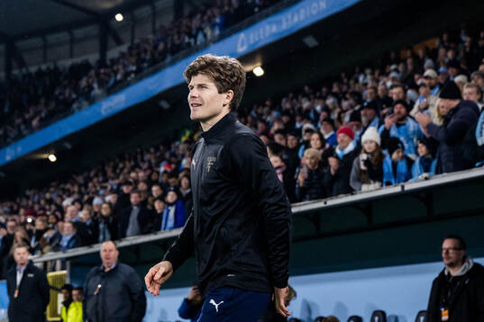 Malmö FFs Oliver Berg kommer ut till medaljceremonin