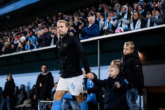 Malmö FFs Oscar Lewicki kommer ut till medaljceremonin