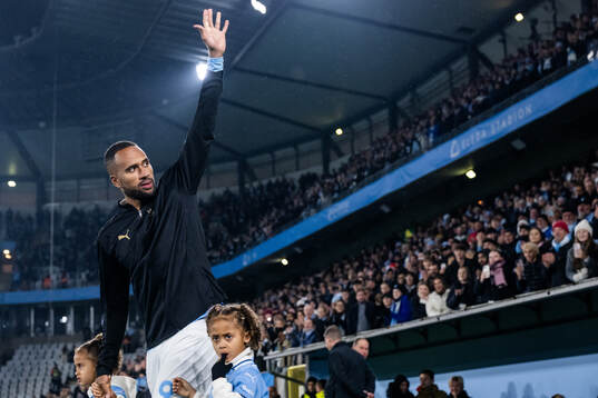 Malmö FFs Isaac Kiese Thelin kommer ut till medaljceremonin